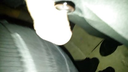 Muda ukuran penis jumbo mengambil mandi di cam.