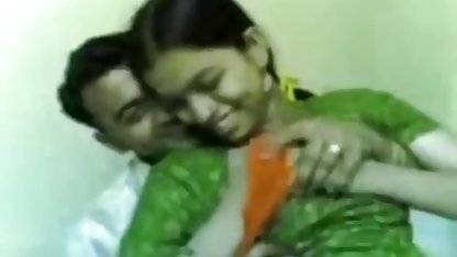 Dua cuties penis panjang gede berbagi kontol di aksi panas